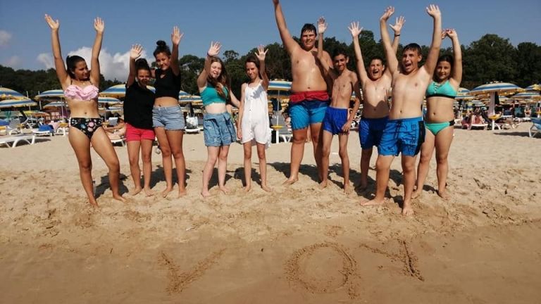 Почти 20 000 ученици и учители от 688 училища са