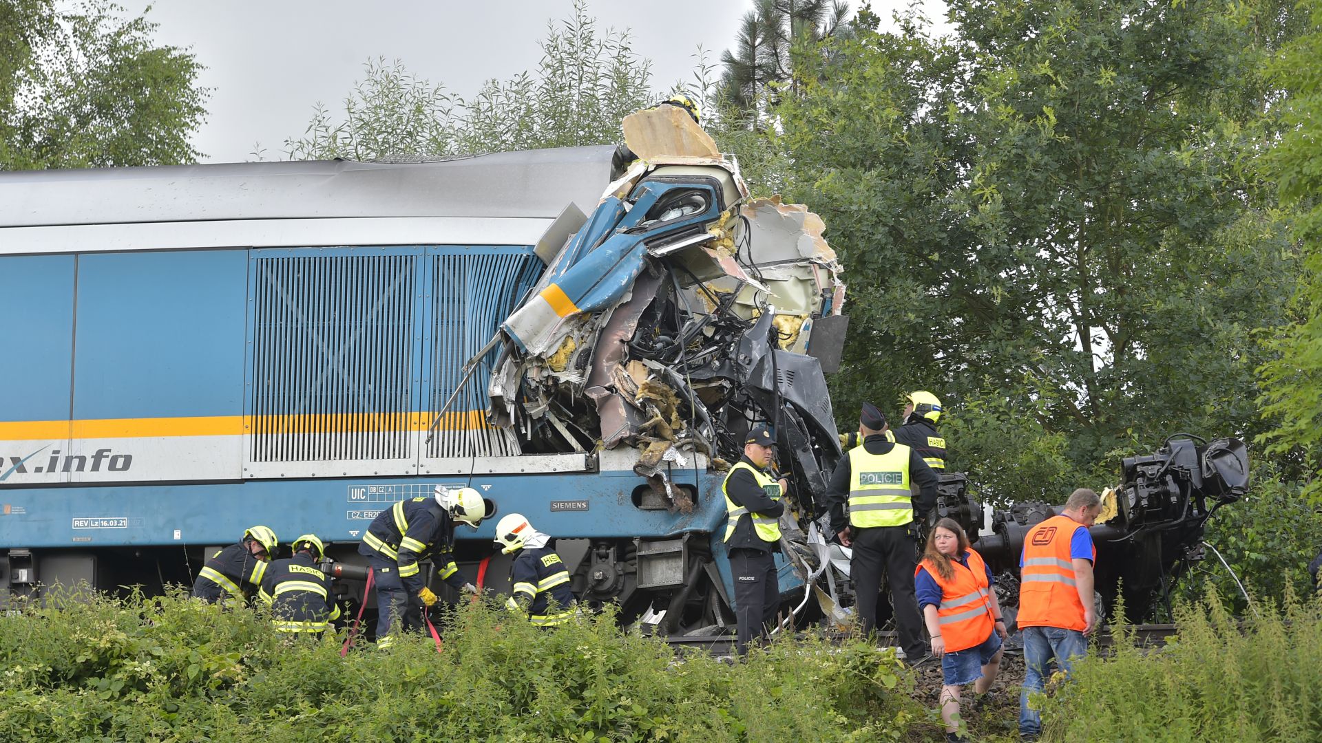 Подминат знак "Стоп" зад влаковата катастрофа в Чехия, 3 са вече жертвите (видео)