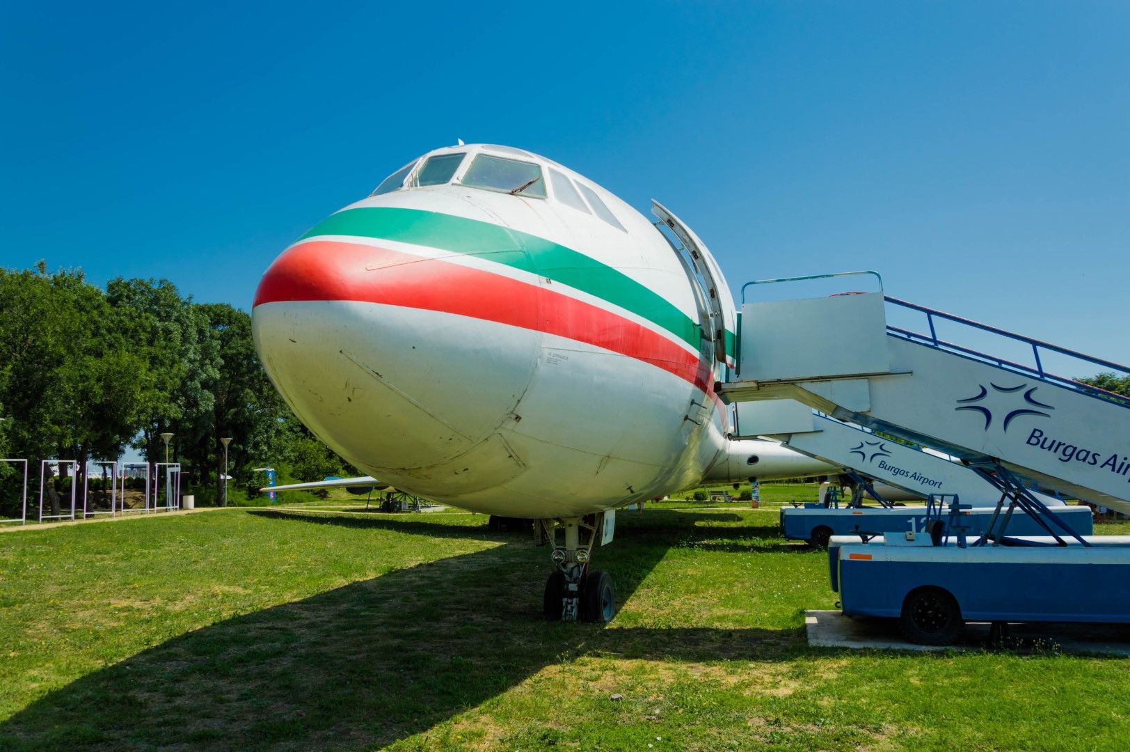 Самолет Ту-154, в който изложба разказва историята на БГА "Балкан"