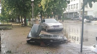 Ураганен вятър и проливен дъжд са нанесли щети в община