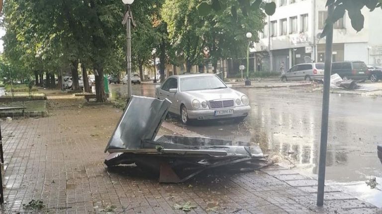 Ураганен вятър и проливен дъжд са нанесли щети в община
