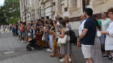 Протестиращите образуваха жива верига тази вечер пред Централните хали в