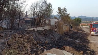 Траур в 3 общини заради загиналите лесничеи. Старосел е спасен, но 6 къщи изгоряха