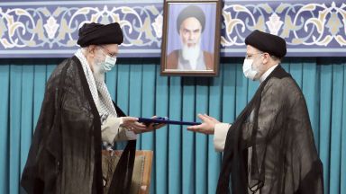 Новоизбраният президент на Иран Ибрахим Раиси днес полага клетва пред
