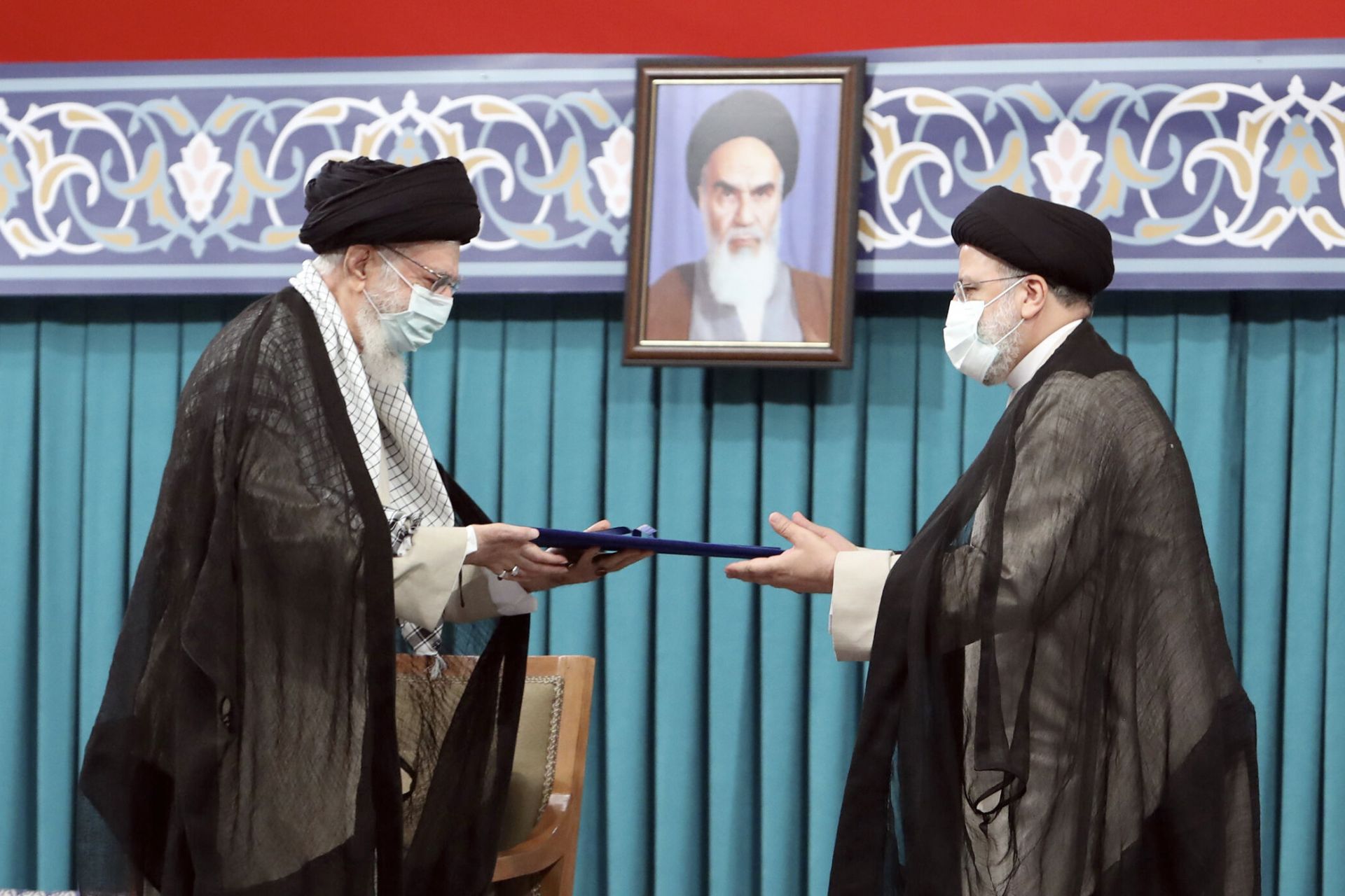 Ибрахим Раиси вече официално бе утвърден за нов президент от духовния лидер на Иран аятолах Али Хаменей