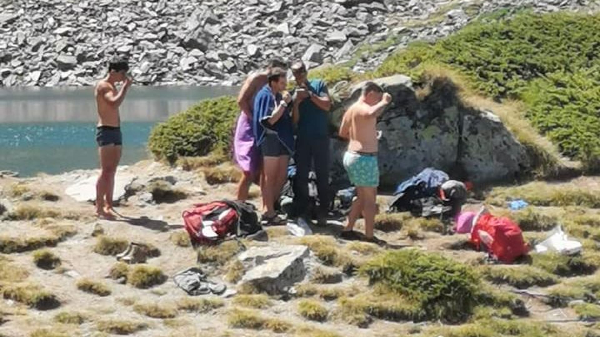 Отново заснеха туристи да се къпят в рилското езеро "Окото" (снимки)