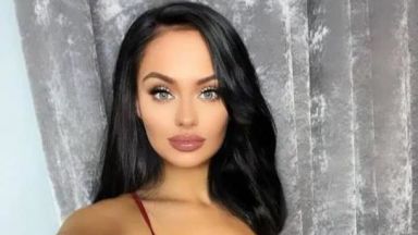 Стюардеса забогатя от "голи" снимки и се раздели с гаджето си
