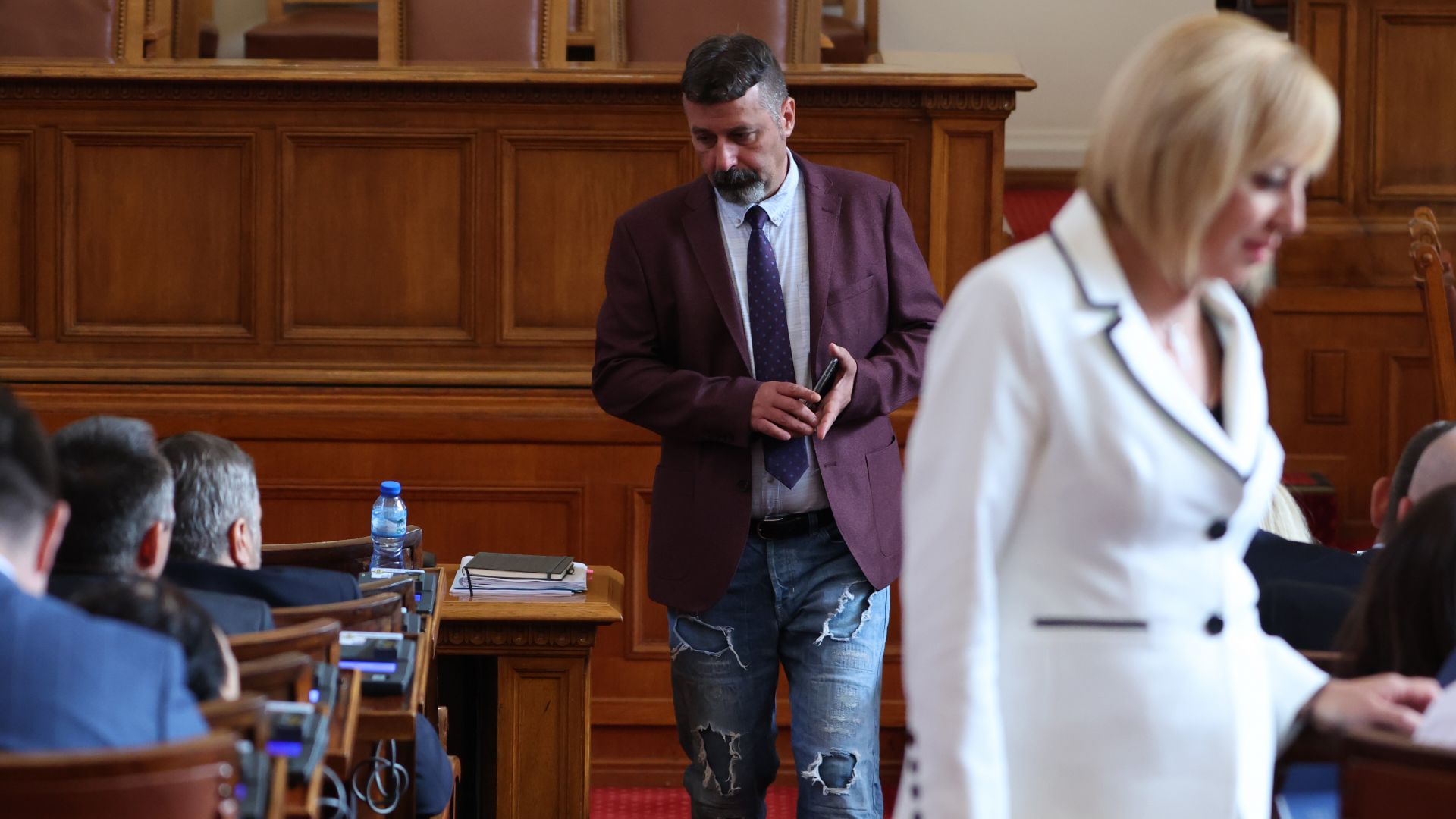 Филип Станев отнесе мъмрене за съдрани дънки от съпартийката си Ива Митева