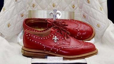Обувките на "принца" с доживотна гаранция срещу 150 000 долара