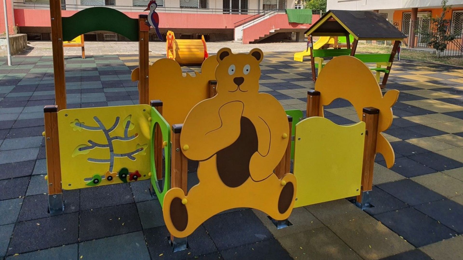Нови пързалки и катерушки върнаха блясъка в двора на детска ясла в Бургас