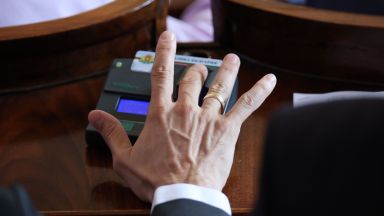 Депутатите няма да си намаляват основните заплати и те остават