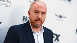 Комикът Луи Си Кей се завръща на сцената, след признията за сексуални посегателства по време на #Me Too