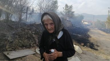 Готова да изгори, но не и да остави дома си: Героят от Старосел баба Мария