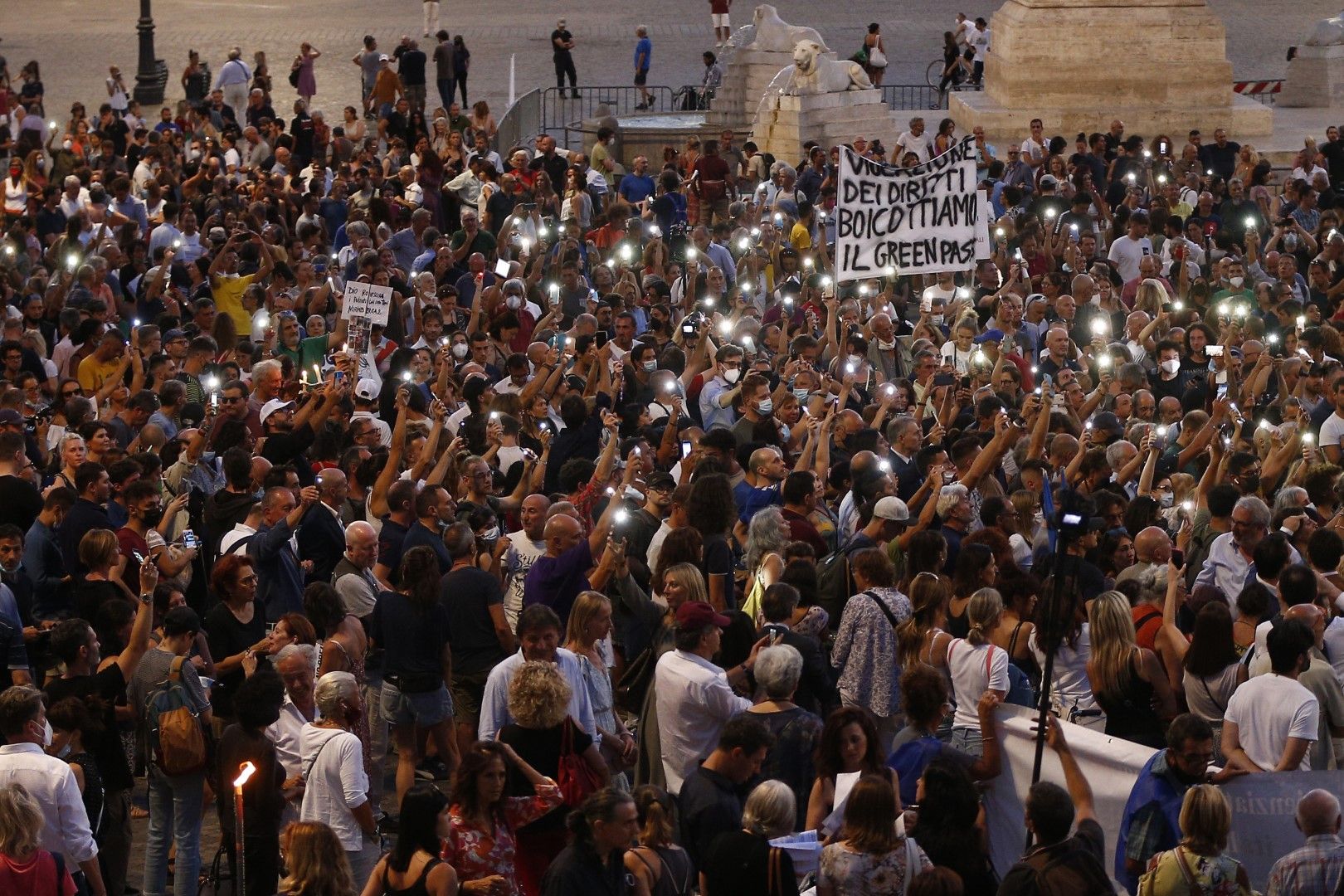 Многоброен протест в Рим на 28 юли срещу въвеждането на зеления паспорт от 6 август