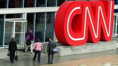 Американската телевизия Си Ен Ен CNN е уволнила трима свои