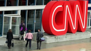 Американската телевизия Си Ен Ен CNN е уволнила трима свои