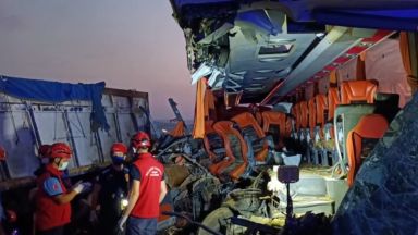 Автобус се вряза в ТИР на пътя Истанбул-Измир, 9 жертви и десетки ранени (видео)