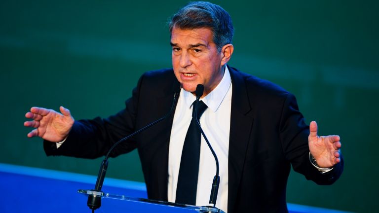 Laporta jette de la nourriture avec colère et les fans voulaient l'exécuter après une autre défaite pour Barcelone Laporta jette de la nourriture avec colère et les fans voulaient l'exécuter après une autre défaite pour Barcelone