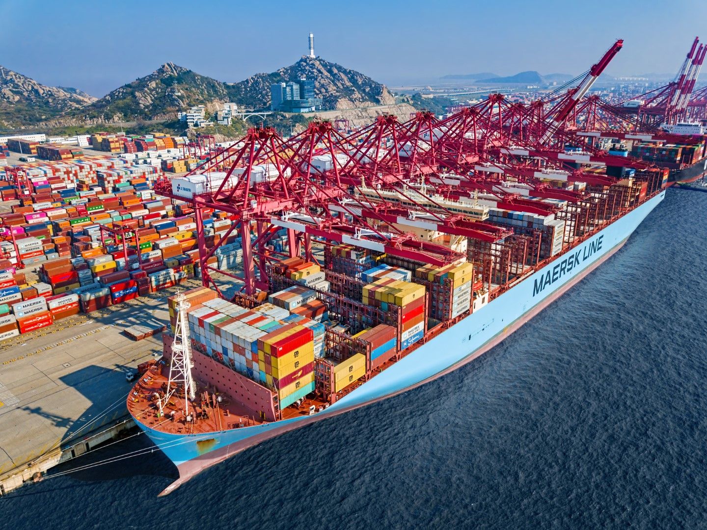 Контейнеровоз на Maersk на пристанището в Шанхай