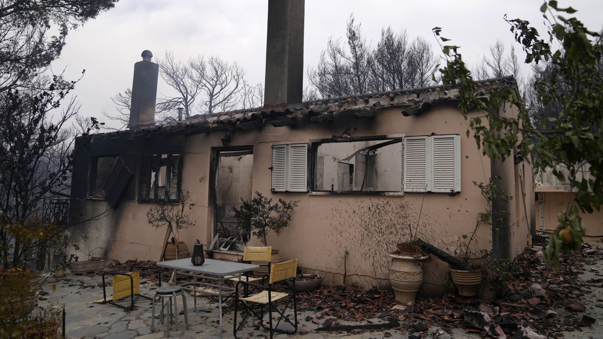 Гърция с нови ограничения заради пожарите, има затворени пътища