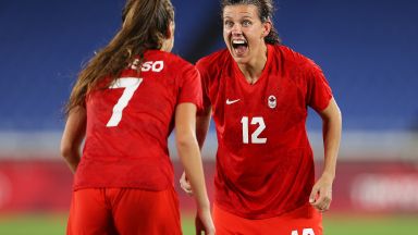 Дузпи качиха Канада на олимпийския връх в женския футбол