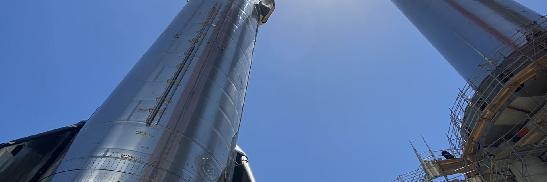 Илон Мъск сглоби най-голямата ракета в историята (снимки)