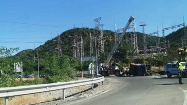 Товарен автомобил с прикачено ремарке се обърна на кръговото кръстовище