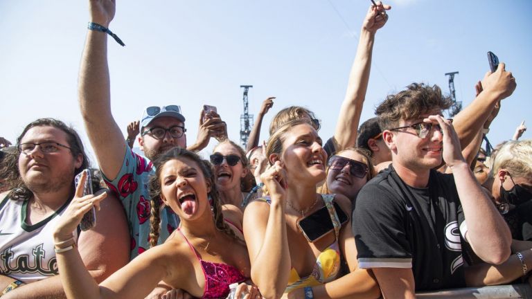 Те са приготвили одеяло за пикник, храна и напитки и