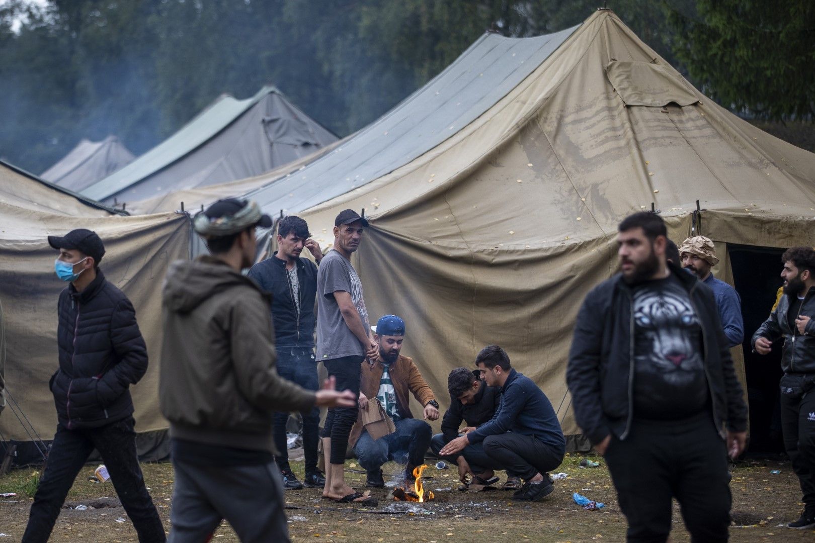 Мигранти си приготвят храна в новоизградения бежански лагер във военния полигон Руднинкай, на около 38 км южно от Вилнюс, 6 август