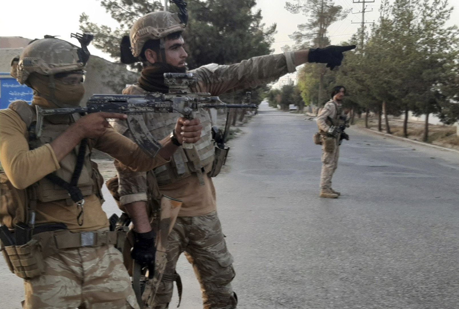 Афганистанските специални сили патрулират по безлюдна улица по време на битки с талибански бойци в Лашкар, провинция Хелманд, Южен Афганистан, вторник, 3 август 2021 г. 