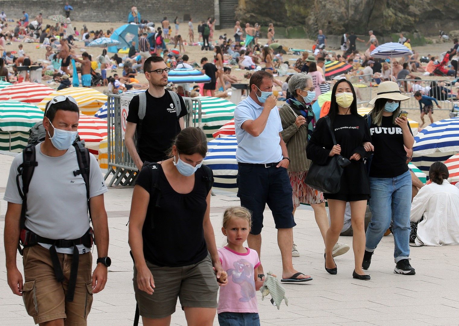 Разхождат в Биариц, Югоизточна Франция, някой носят маски, други - не