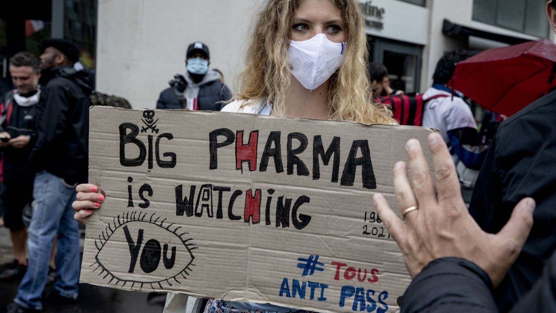 Притиснат от неспирни протести, Париж редактира здравния пропуск