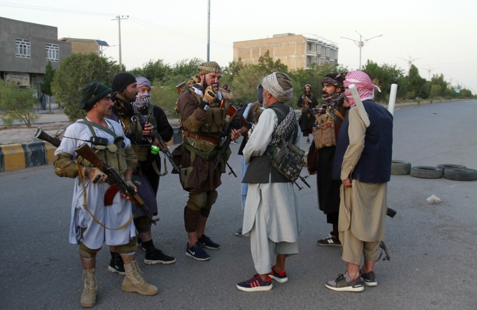 Частна милиция, лоялна на Исмаил Хан, бившия командир на муджехедините патрулират, след като силите за сигурност си върнаха контрола над части от град Херат след битки с талибаните в провинция Херат, западно от Кабул
