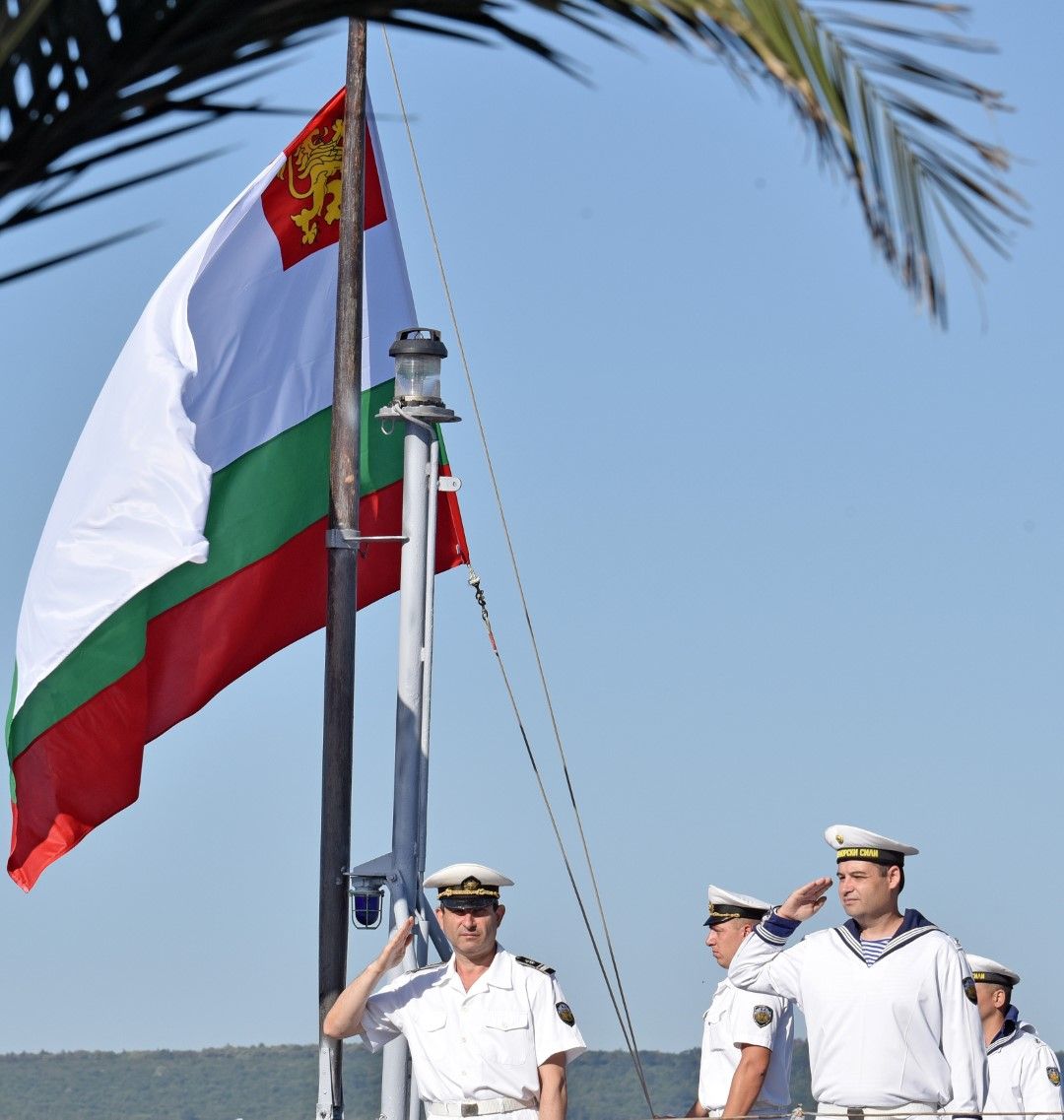 С ритуал по тържествено вдигане на флаговете на корабите от състава на Военноморските сили на Република България започна честването на 142-та годишнина от създаването на ВМС