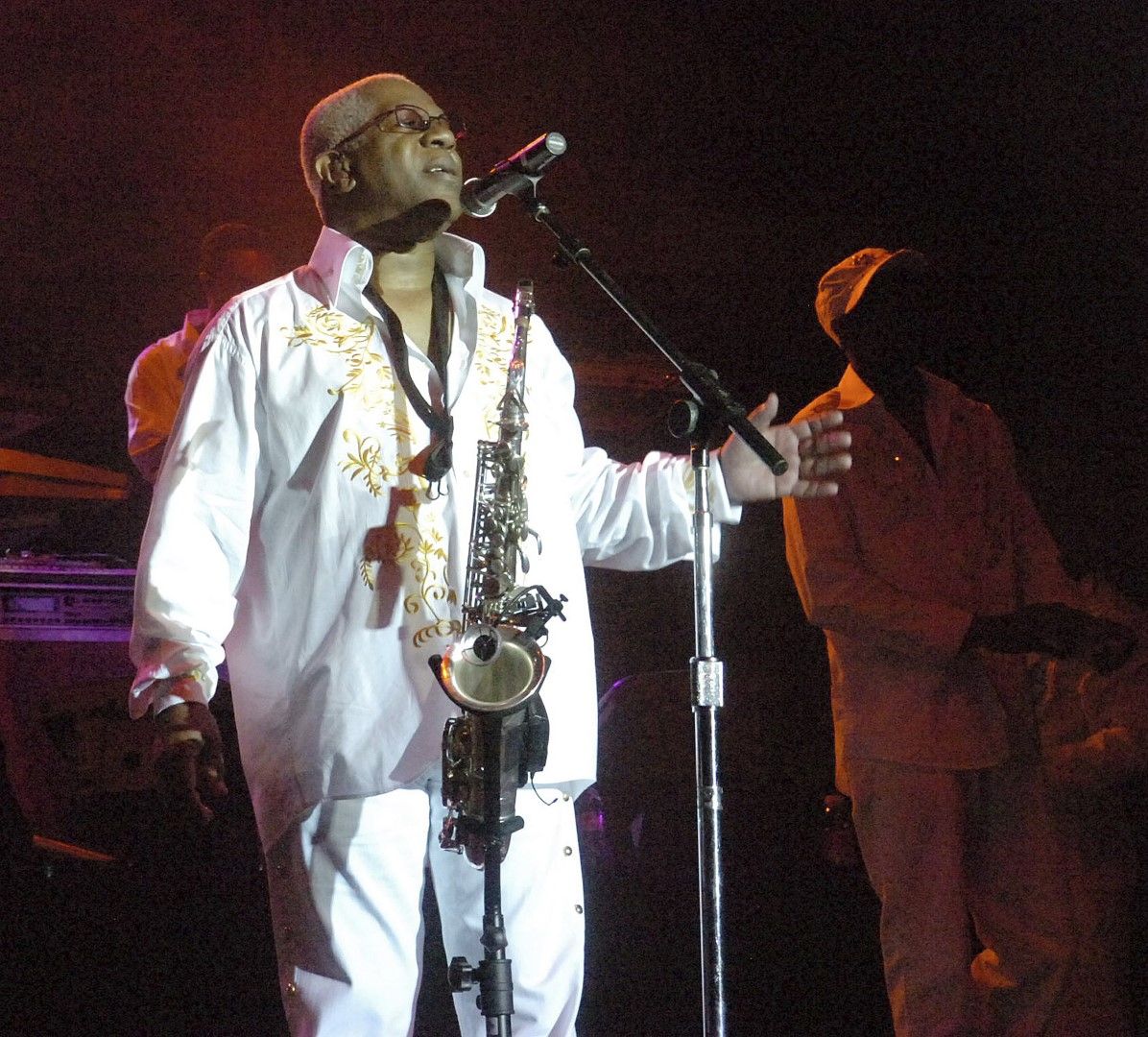 Денис Томас, сниман по време на концерт през 2008 г.