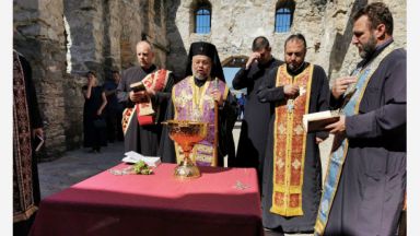 Десетки миряни от Розовата долина се събраха днес в потопената