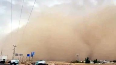 Мощна пясъчна буря удари Турция, а пожарите не стихват (снимки и видео)