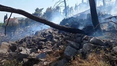 Голям горски пожар бушува близо до Подгорица пламъците се доближават