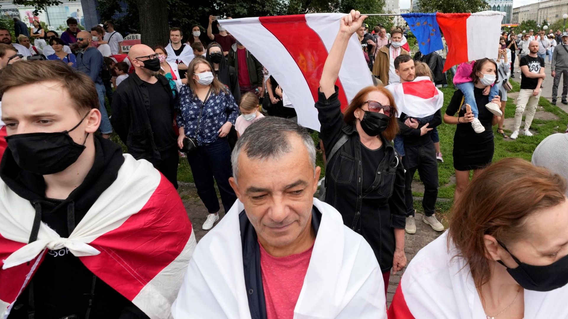 Стотици протестираха във Варшава срещу политическите репресии в Беларус, санкции за 1,7 милиарда долара и 4600 криминални дела