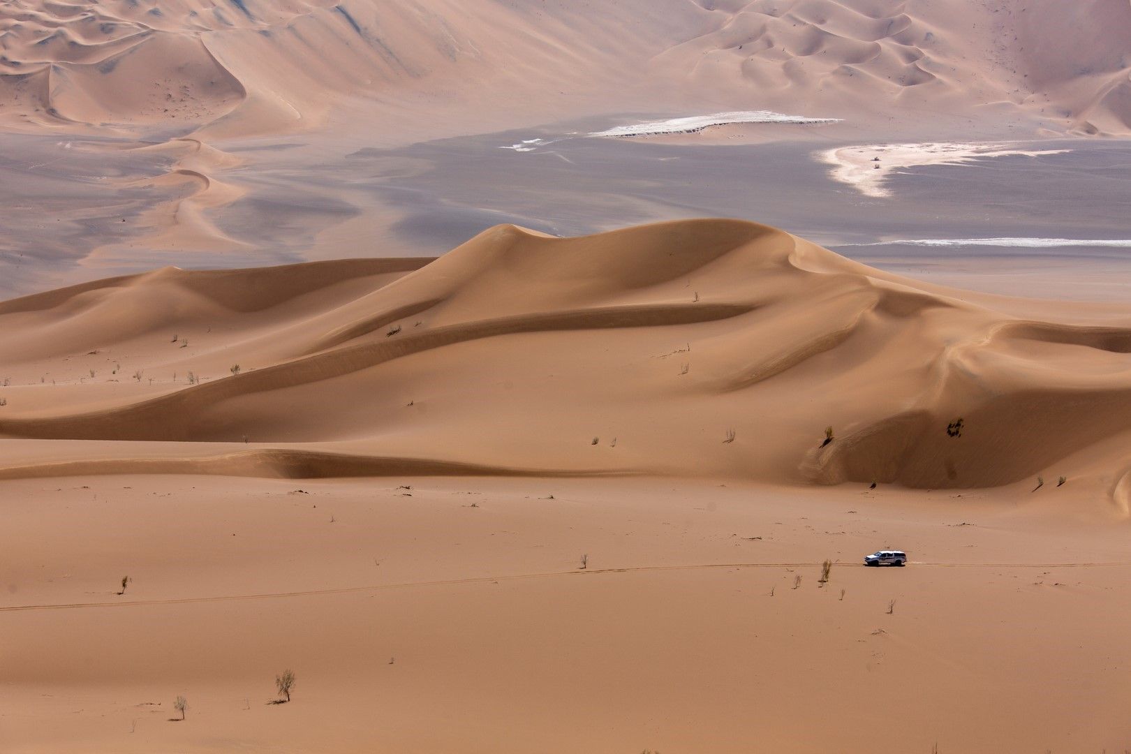 Туристи на джип сафари в пустинята Лут