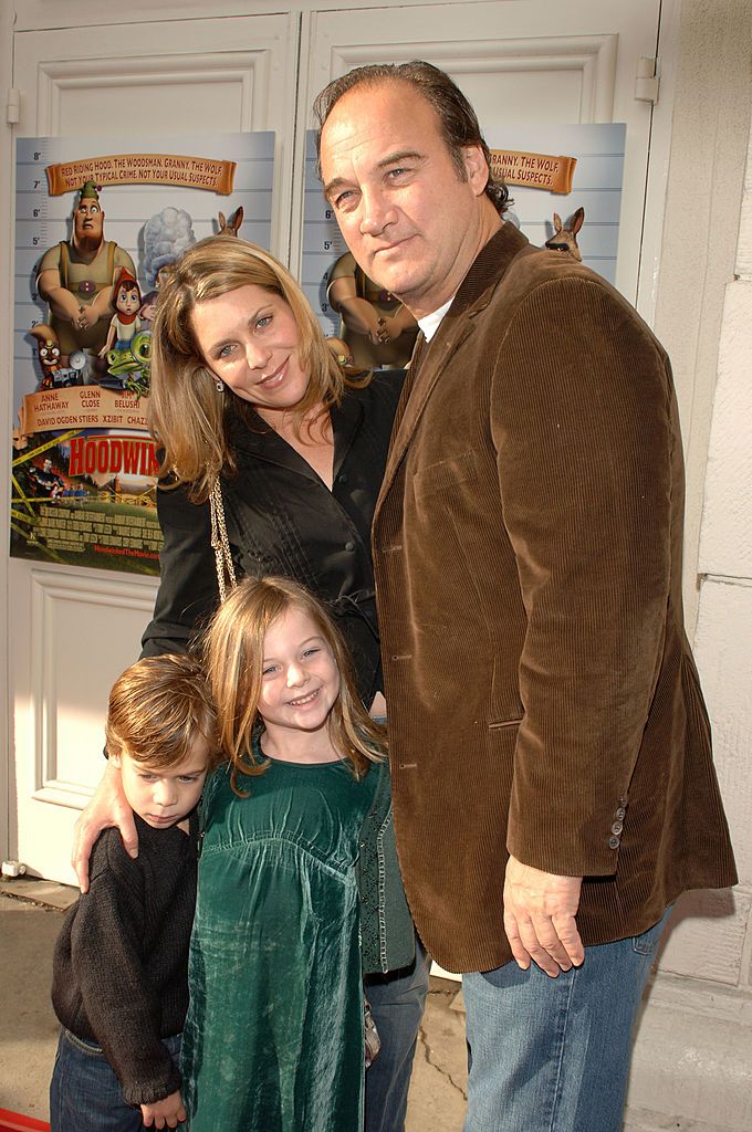 Джеймс и Дженифър с децата си през 2005 г.