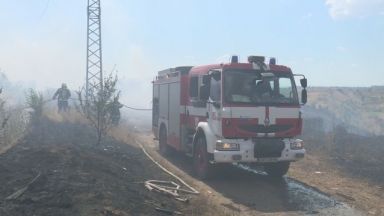  Голям пожар край Кремиковци, горят боклуци с неразбираем генезис (видео) 