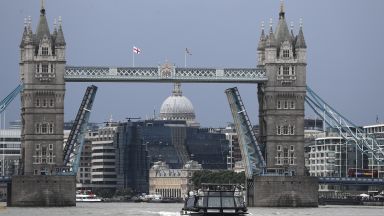 Прочутият лондонски мост Тауър блокира в отворено положение за втори