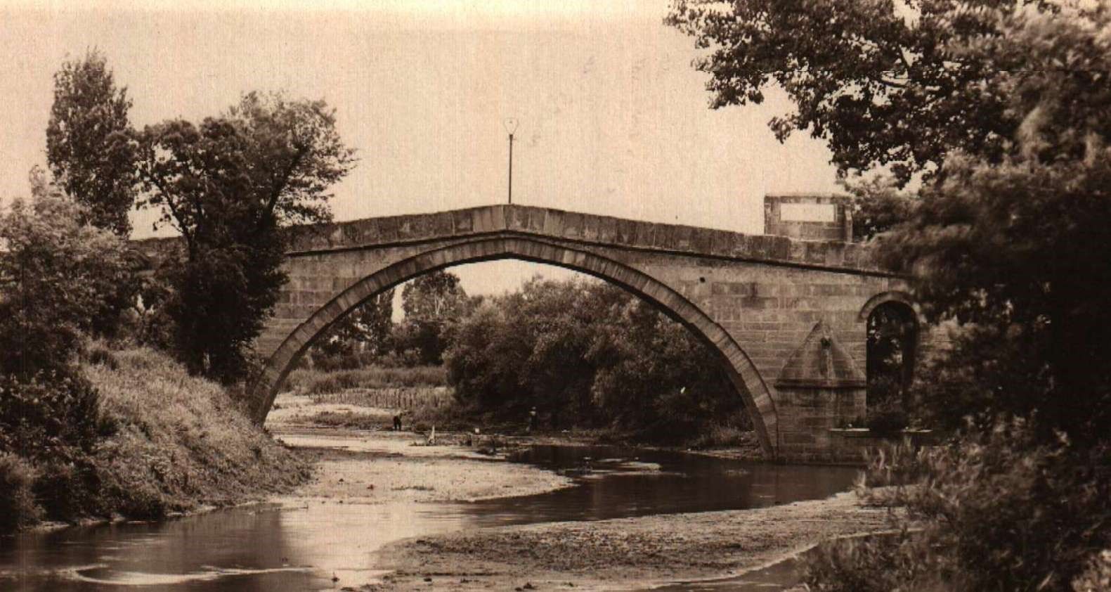 Гърбавият мост през 1930 г. Тогава река Харманлийска още тече под него.