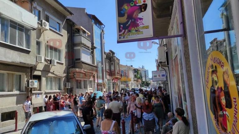 От няколко дни пред Паспортна служба на ул. Георги Кирков