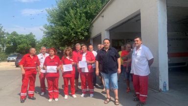 Работещите в Центъра за спешна помощ в Русе също излязоха