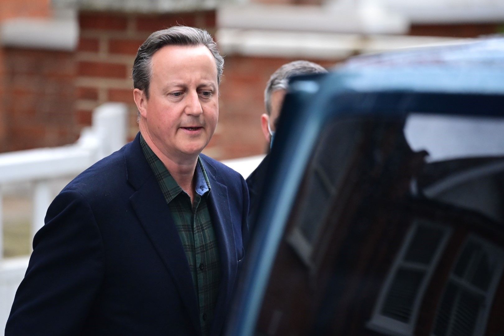Бившият премиер Дейвид Камерън напуска дома си, за да даде показания пред специалната комисия по случая "Грийнсил", на 13 май 2021 г. в Лондон
