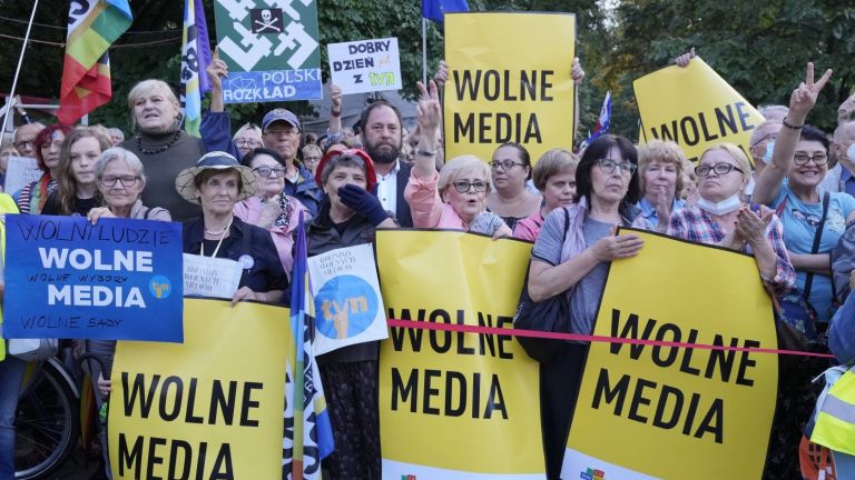 Протести за свободата на медиите в Полша се съчетаха с