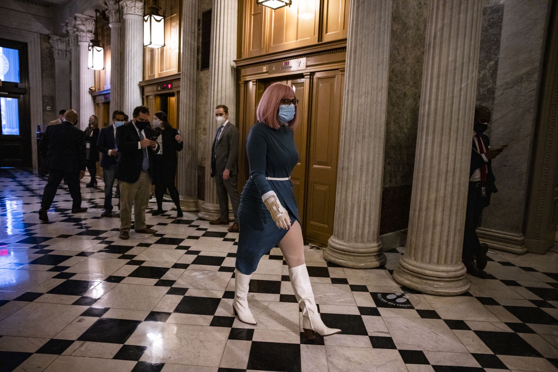 Сенатор Кристен Синема се отправя към етажа на Сената в сградата на Капитолия на САЩ на 20 декември 2020 г. във Вашингтон, окръг Колумбия. Републиканците и демократите в Сената най -накрая постигнаха споразумение относно законопроекта за облекчаване на коронавируса.