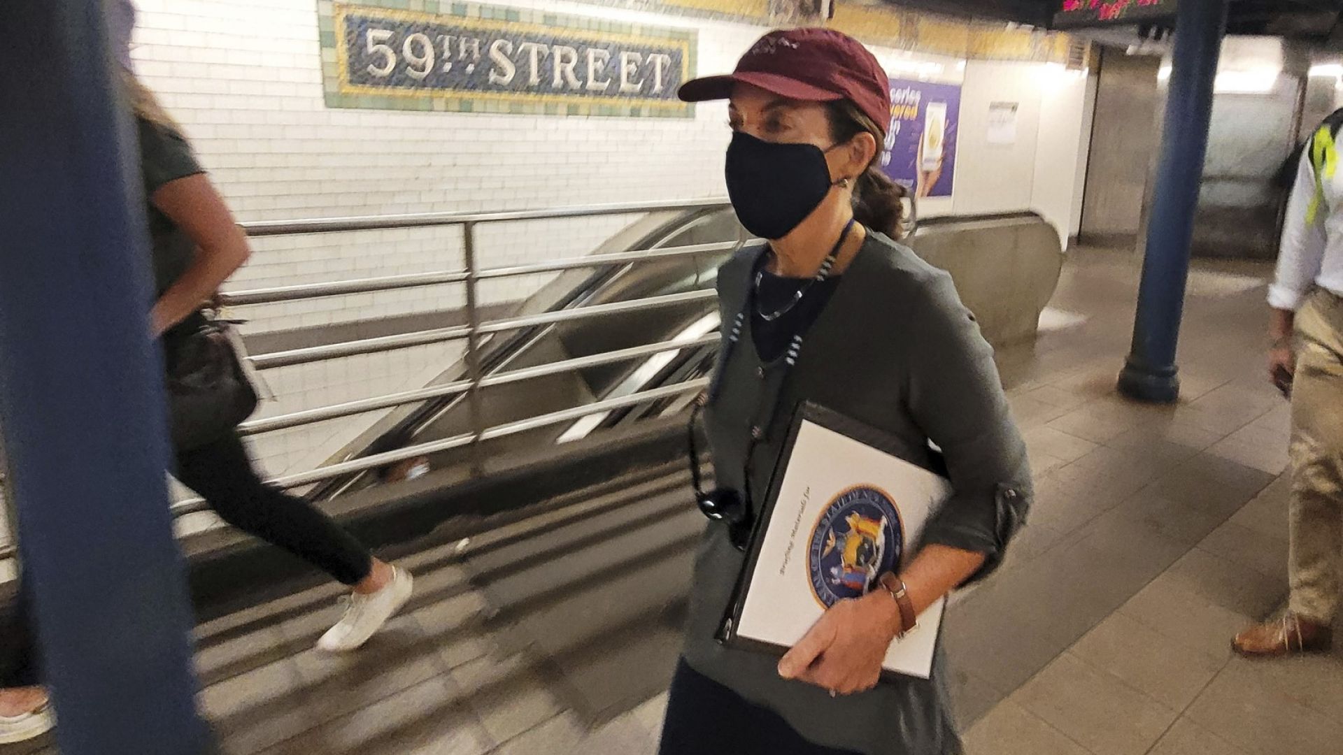  Тази фотография, предоставена от Службата на губернатора, демонстрира Кейти Хокул, до момента в който минава през станция на метрото, в Ню Йорк, сряда, 4 август 2021 година 